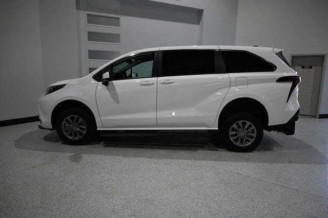 2026 Toyota Sienna LE FWD 8-Passenger - 23041357 - 8