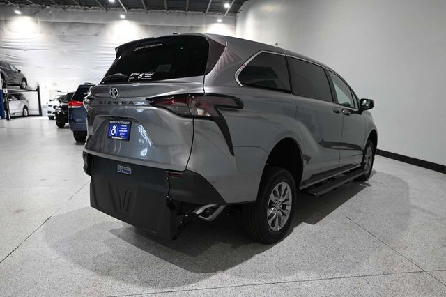 2026 Toyota Sienna LE FWD 8-Passenger - 23054638 - 5