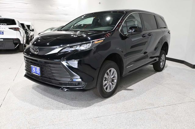 2026 Toyota Sienna LE FWD 8-Passenger - 23069258 - 9