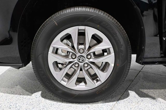 2026 Toyota Sienna LE FWD 8-Passenger - 23069258 - 11