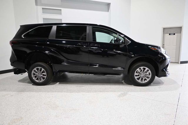 2026 Toyota Sienna LE FWD 8-Passenger - 23069258 - 4