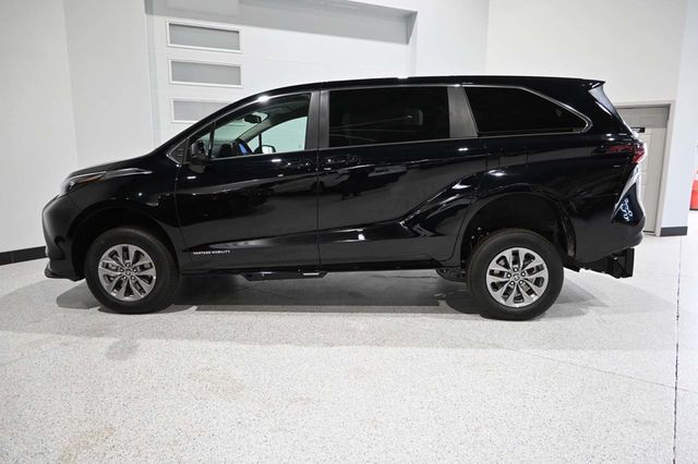 2026 Toyota Sienna LE FWD 8-Passenger - 23069258 - 8