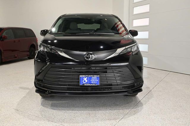 2026 Toyota Sienna LE FWD 8-Passenger - 23069259 - 3