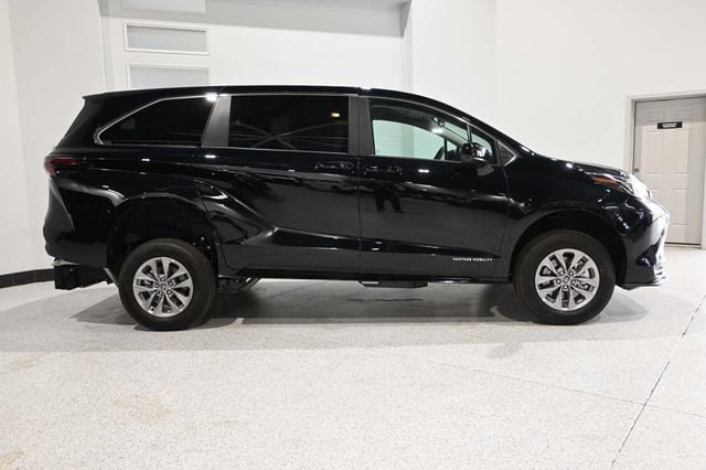 2026 Toyota Sienna LE FWD 8-Passenger - 23069259 - 4
