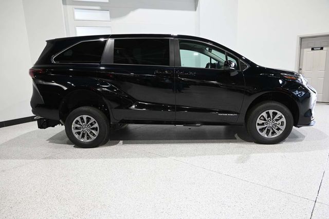 2026 Toyota Sienna LE FWD 8-Passenger - 23079486 - 4