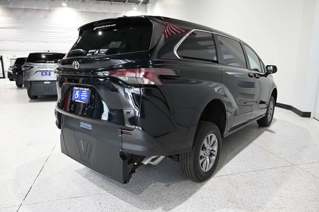 2026 Toyota Sienna LE FWD 8-Passenger - 23079486 - 5