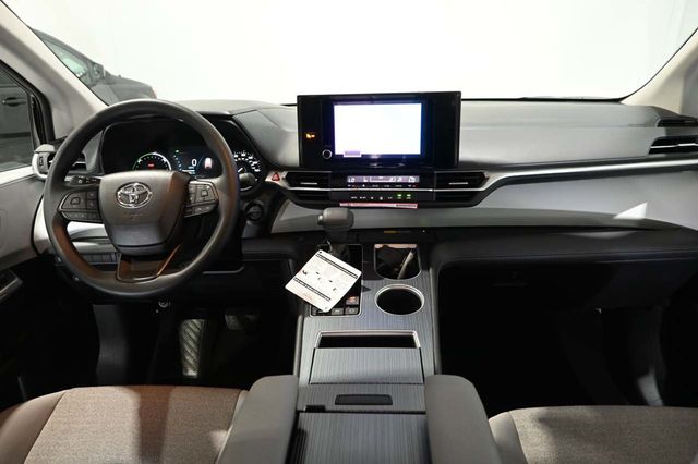 2026 Toyota Sienna LE FWD 8-Passenger - 23079489 - 24