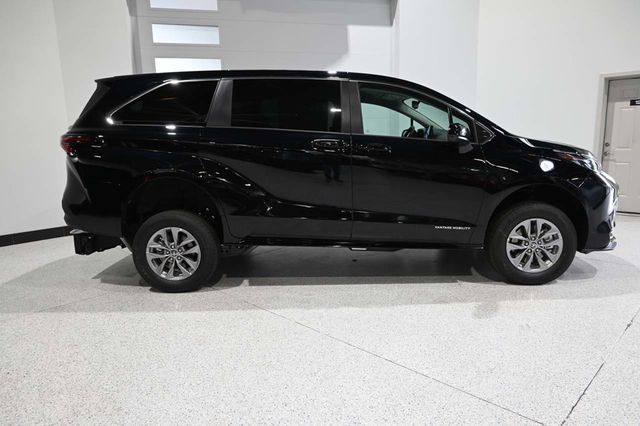 2026 Toyota Sienna LE FWD 8-Passenger - 23079489 - 4