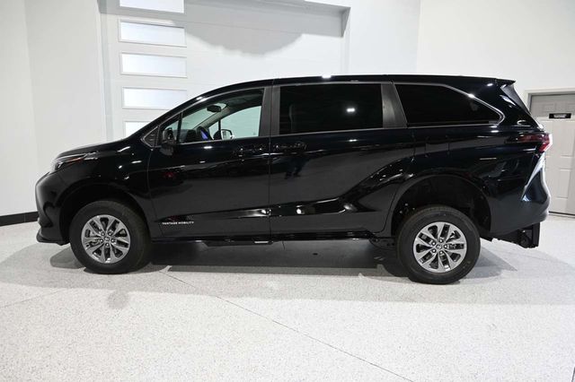 2026 Toyota Sienna LE FWD 8-Passenger - 23079489 - 8