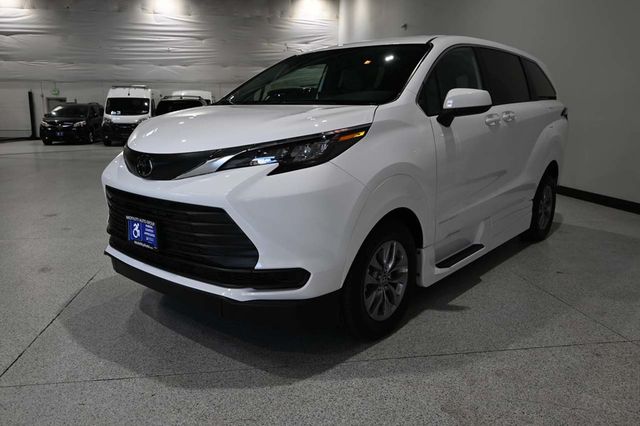 2026 Toyota Sienna LE FWD 8-Passenger - 23079490 - 9