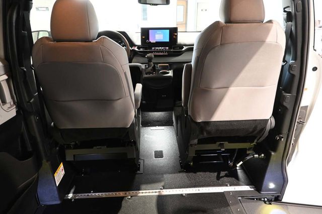 2026 Toyota Sienna LE FWD 8-Passenger - 23079490 - 19