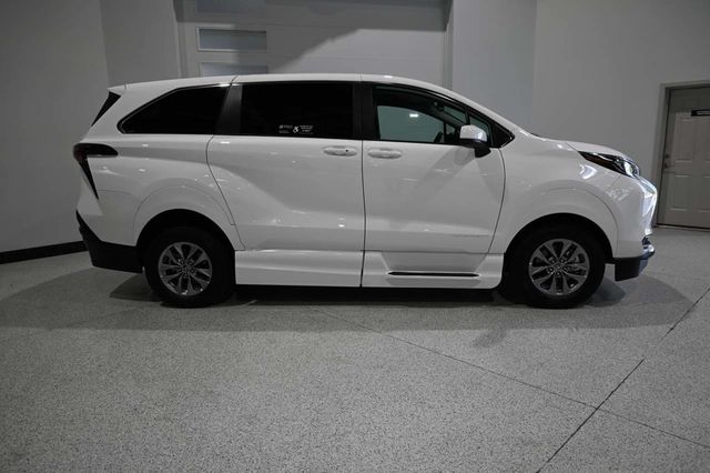 2026 Toyota Sienna LE FWD 8-Passenger - 23079490 - 4