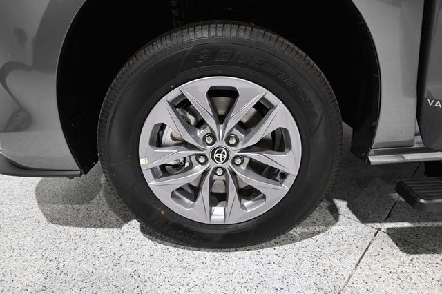 2026 Toyota Sienna LE FWD 8-Passenger - 23082739 - 11