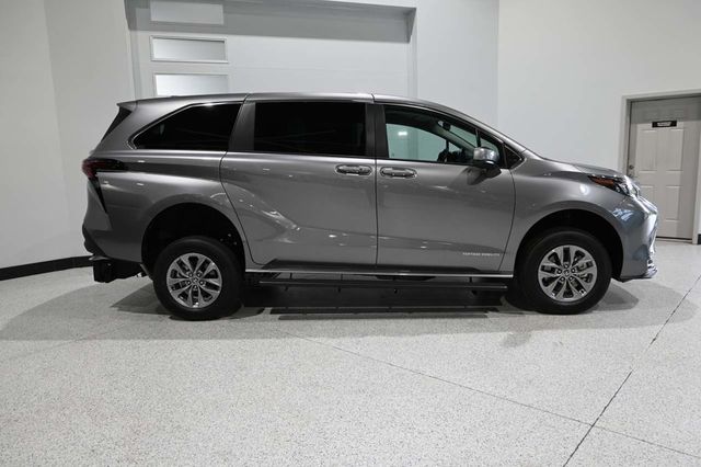 2026 Toyota Sienna LE FWD 8-Passenger - 23082739 - 4