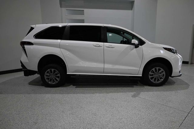 2026 Toyota Sienna LE FWD 8-Passenger - 23082740 - 4