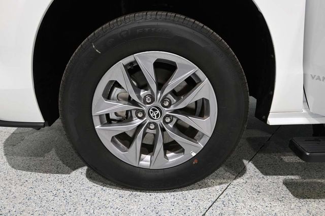 2026 Toyota Sienna LE FWD 8-Passenger - 23092168 - 11
