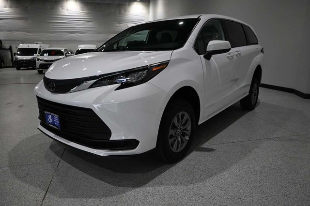 2026 Toyota Sienna LE FWD 8-Passenger - 23098843 - 9