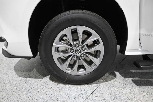 2026 Toyota Sienna LE FWD 8-Passenger - 23099424 - 11