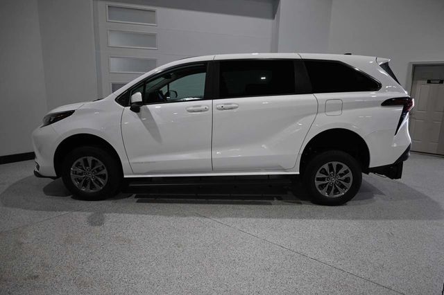 2026 Toyota Sienna LE FWD 8-Passenger - 23099424 - 8
