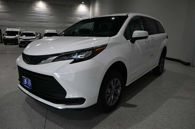 2026 Toyota Sienna LE FWD 8-Passenger - 23099425 - 9