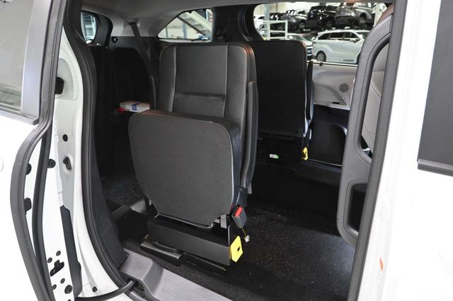 2026 Toyota Sienna LE FWD 8-Passenger - 23099425 - 17