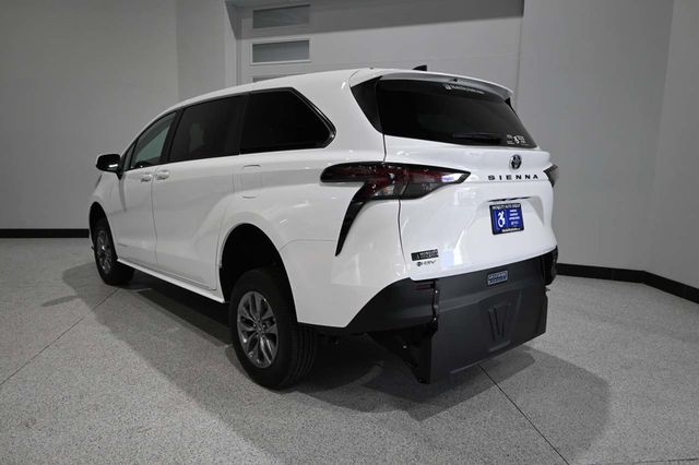 2026 Toyota Sienna LE FWD 8-Passenger - 23099425 - 7