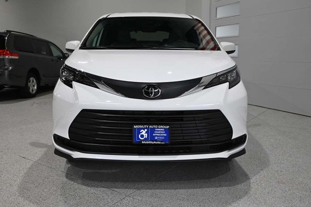 2026 Toyota Sienna LE FWD 8-Passenger - 23099427 - 3