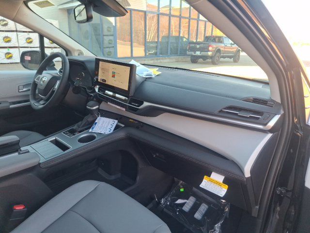 2026 Toyota Sienna XLE - 23089698 - 32