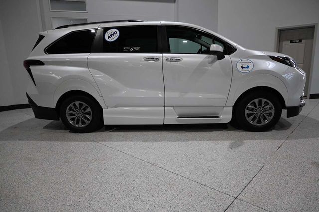 2026 Toyota Sienna XLE AWD 7-Passenger - 23099428 - 4