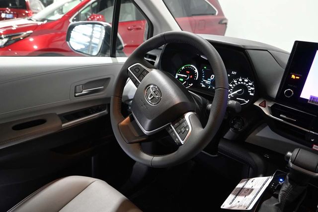 2026 Toyota Sienna XLE Mobility Handicap Van - 23065622 - 24