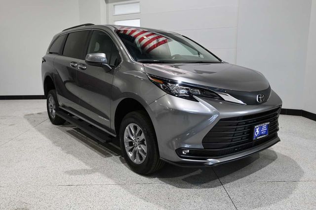 2026 Toyota Sienna XLE Mobility Handicap Van - 23065622 - 2
