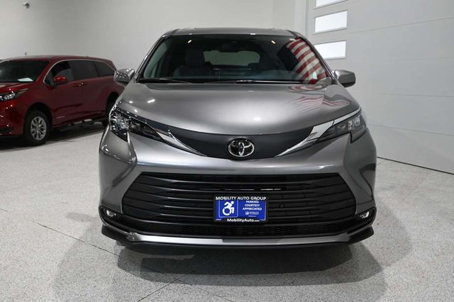 2026 Toyota Sienna XLE Mobility Handicap Van - 23065622 - 3