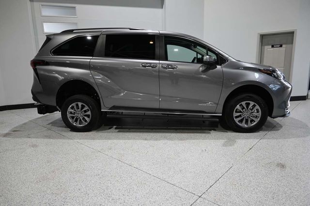2026 Toyota Sienna XLE Mobility Handicap Van - 23065622 - 4