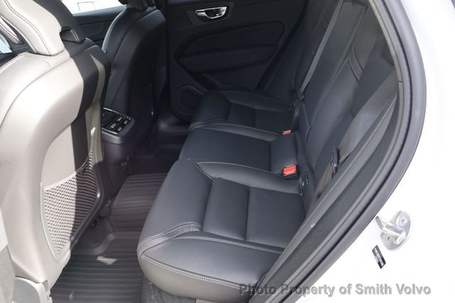 2026 Volvo XC60 B5 AWD Ultra Black Edition - 22954750 - 11