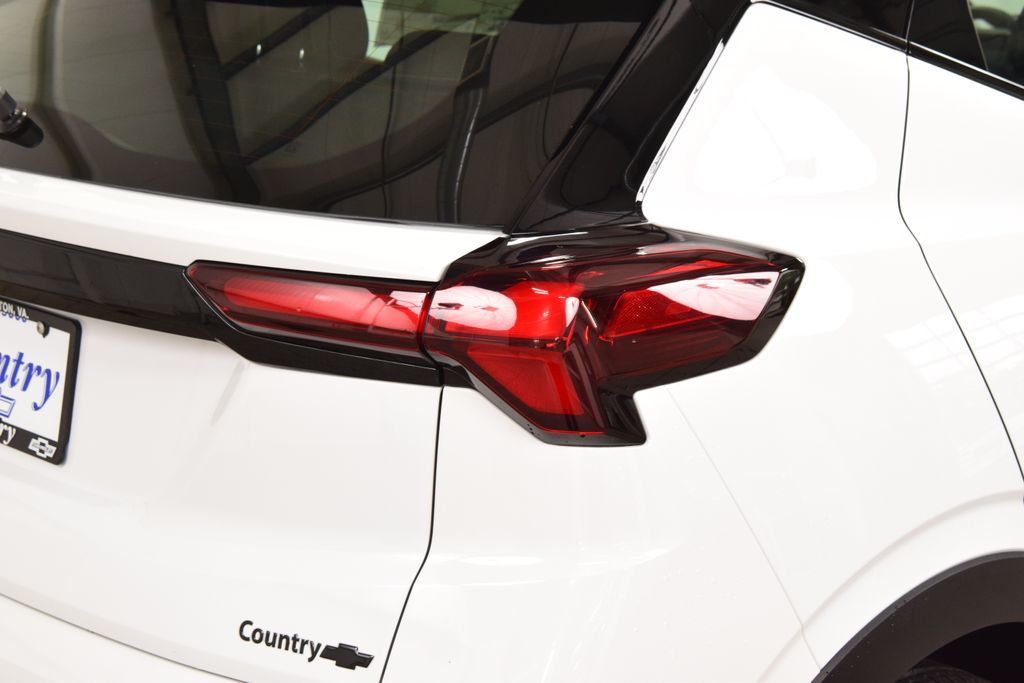 2027 Chevrolet Bolt FWD 4dr LT - 23026963 - 17