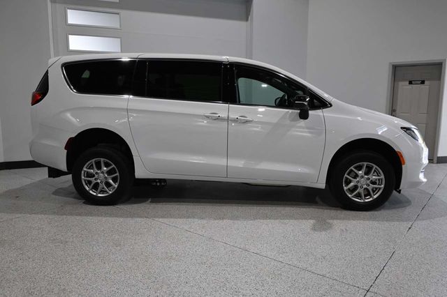 2027 Chrysler Pacifica LX FWD - 23098846 - 4