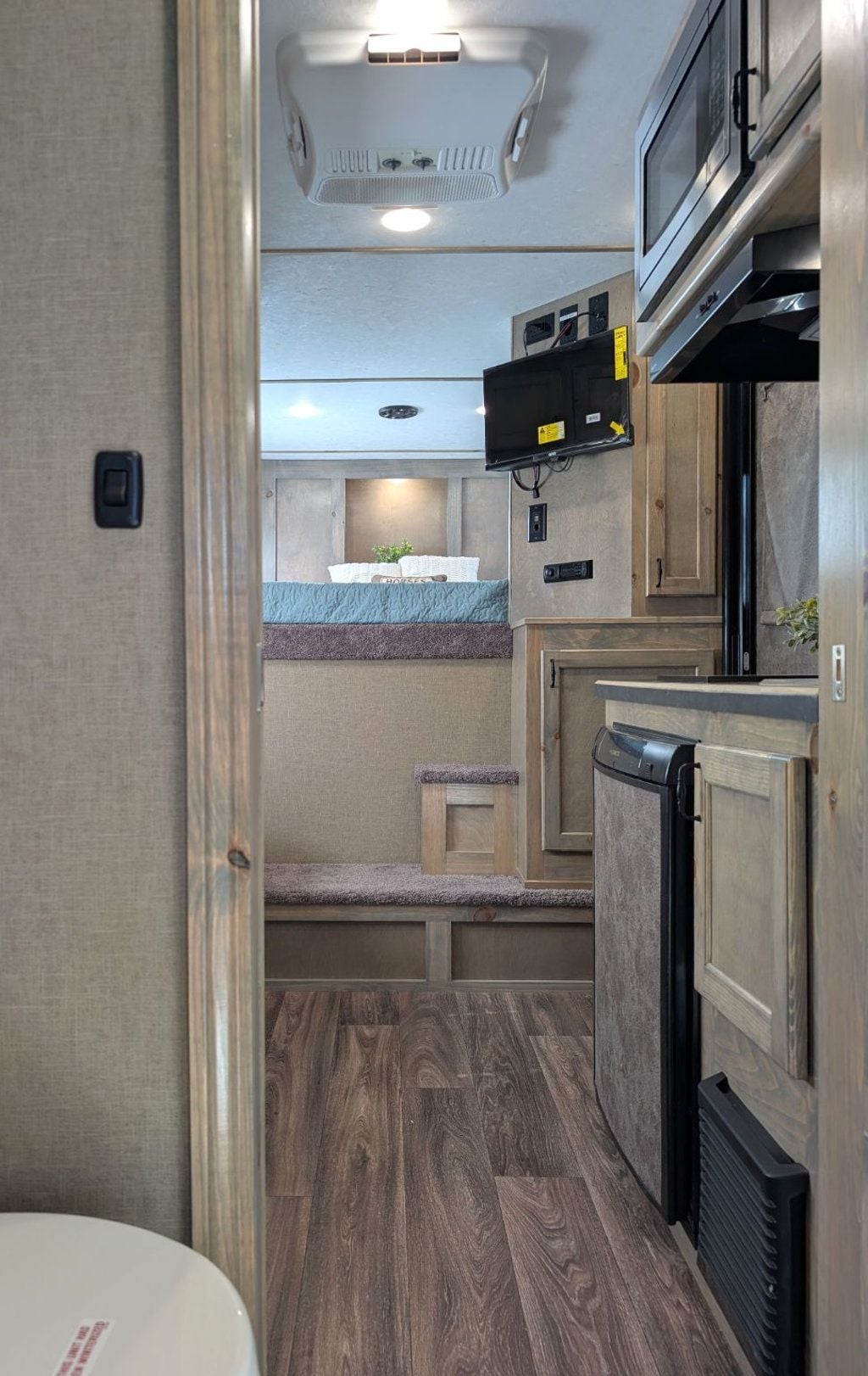 2027 Shadow 2 Horse Slant 9' Living Quarters w/ Slide  - 23034796 - 11