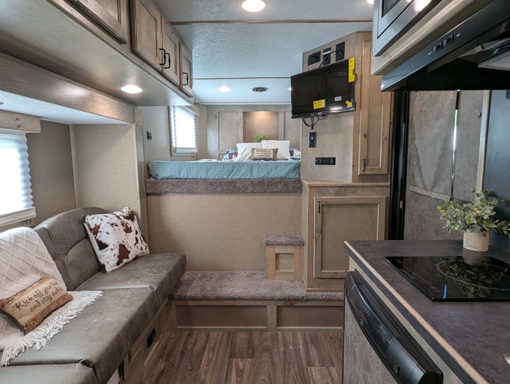 2027 Shadow 2 Horse Slant 9' Living Quarters w/ Slide  - 23034796 - 6