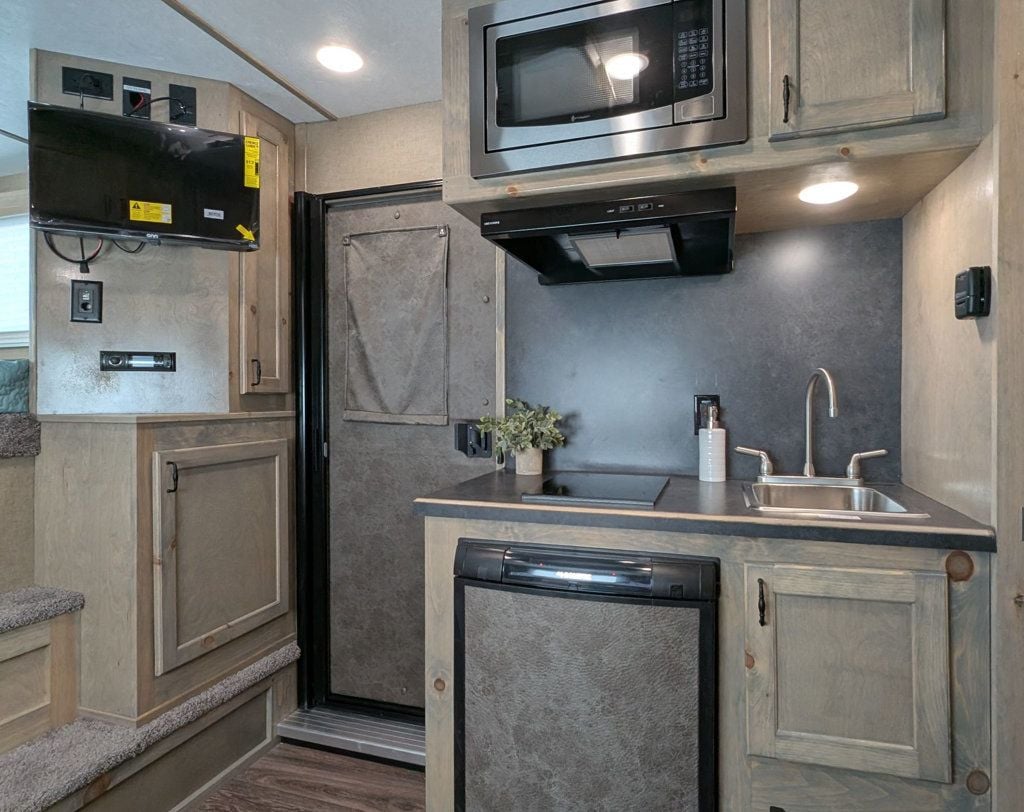 2027 Shadow 2 Horse Slant 9' Living Quarters w/ Slide  - 23034796 - 8