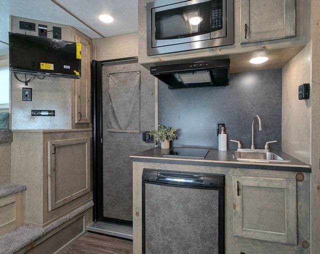 2027 Shadow 2 Horse Slant 9' Living Quarters w/ Slide  - 23034796 - 8