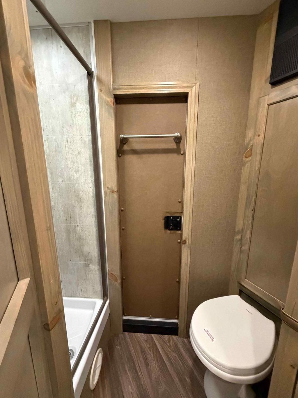 2027 Shadow 3 Horse Slant 7' Living Quarters  - 23059270 - 16