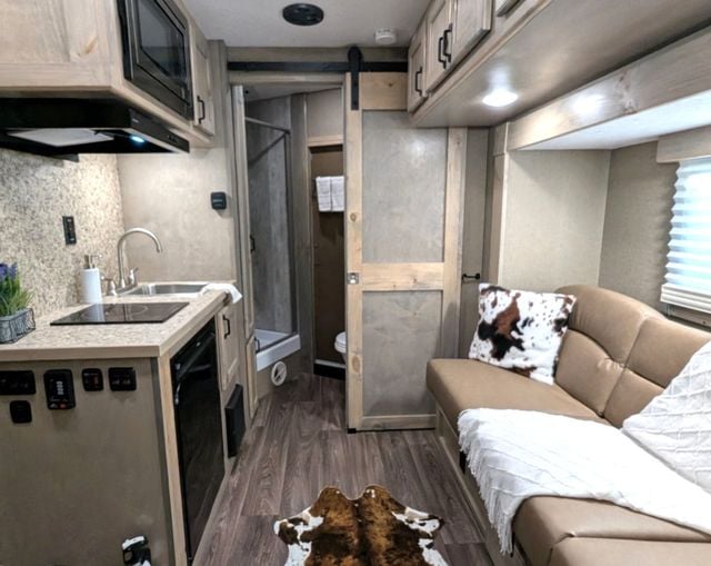 2027 Shadow 3 Horse Slant 9' Living Quarters with Slide  - 23099585 - 11