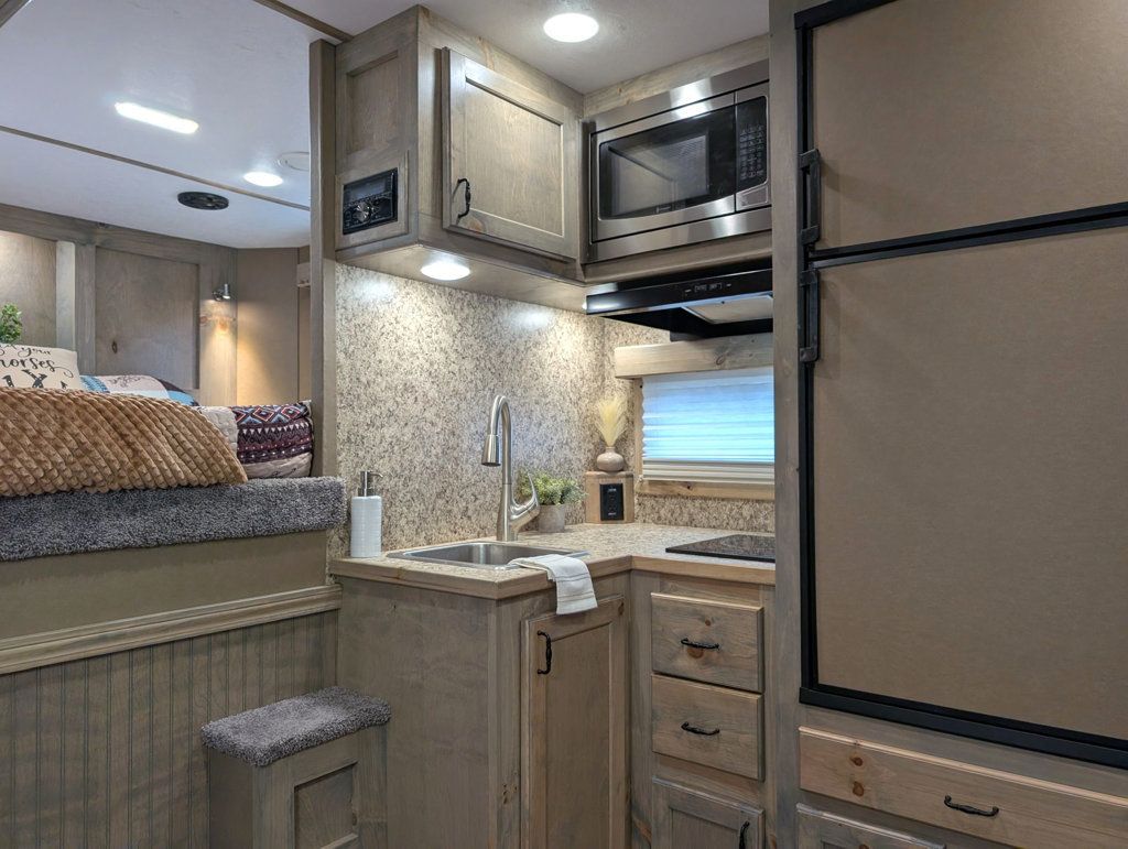 2027 Shadow 3 Horse Slant SuperWide 10'6 Living Quarters  - 23092331 - 11