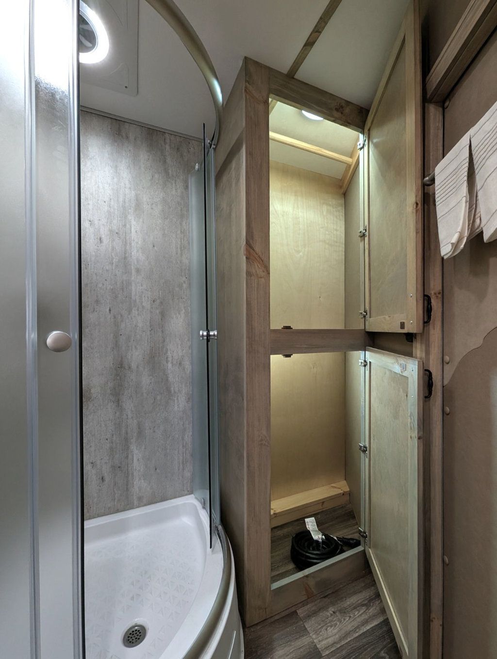 2027 Shadow 3 Horse Slant SuperWide 10'6 Living Quarters  - 23092331 - 15