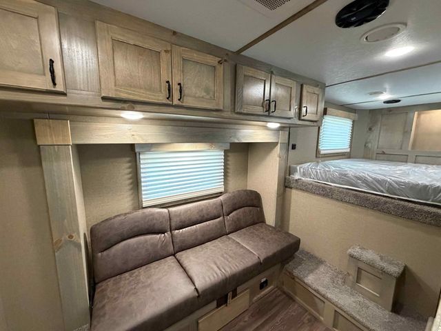 2027 Shadow 4 Horse Slant 10'6 Living Quarters w/ Slide  - 23054183 - 10