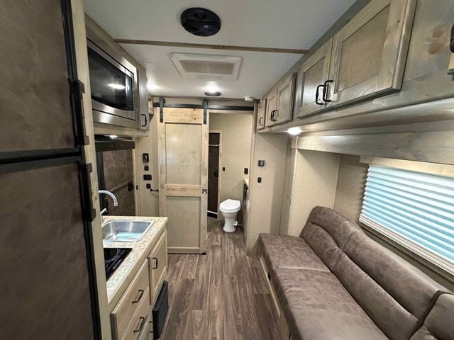 2027 Shadow 4 Horse Slant 10'6 Living Quarters w/ Slide  - 23054183 - 12