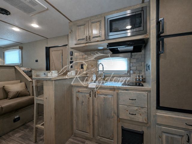 2027 Shadow 4 Horse Slant 14' Living Quarters w/ Slide  - 23058368 - 11
