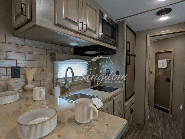 2027 Shadow 4 Horse Slant 14' Living Quarters w/ Slide  - 23058368 - 16