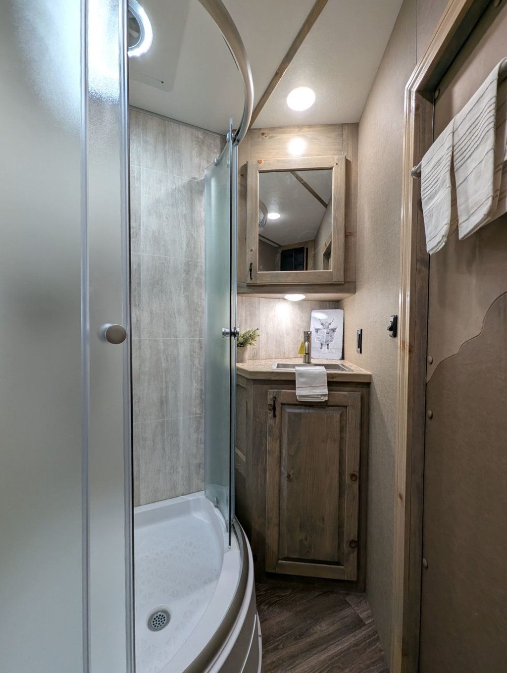 2027 Shadow 4 Horse Slant 14' Living Quarters w/ Slide  - 23058368 - 17