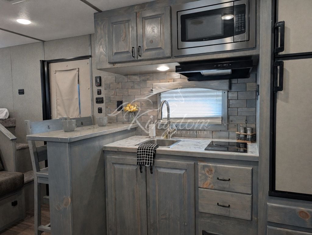 2027 Shadow Apex 3 Horse 14' Living Quarters  - 23065749 - 9